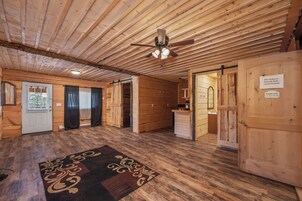 华丽套房, 1 间卧室, 阳台 (Upstairs Suite) | 客厅 | 32-英寸智能电视 （配备有线频道）、桌上足球