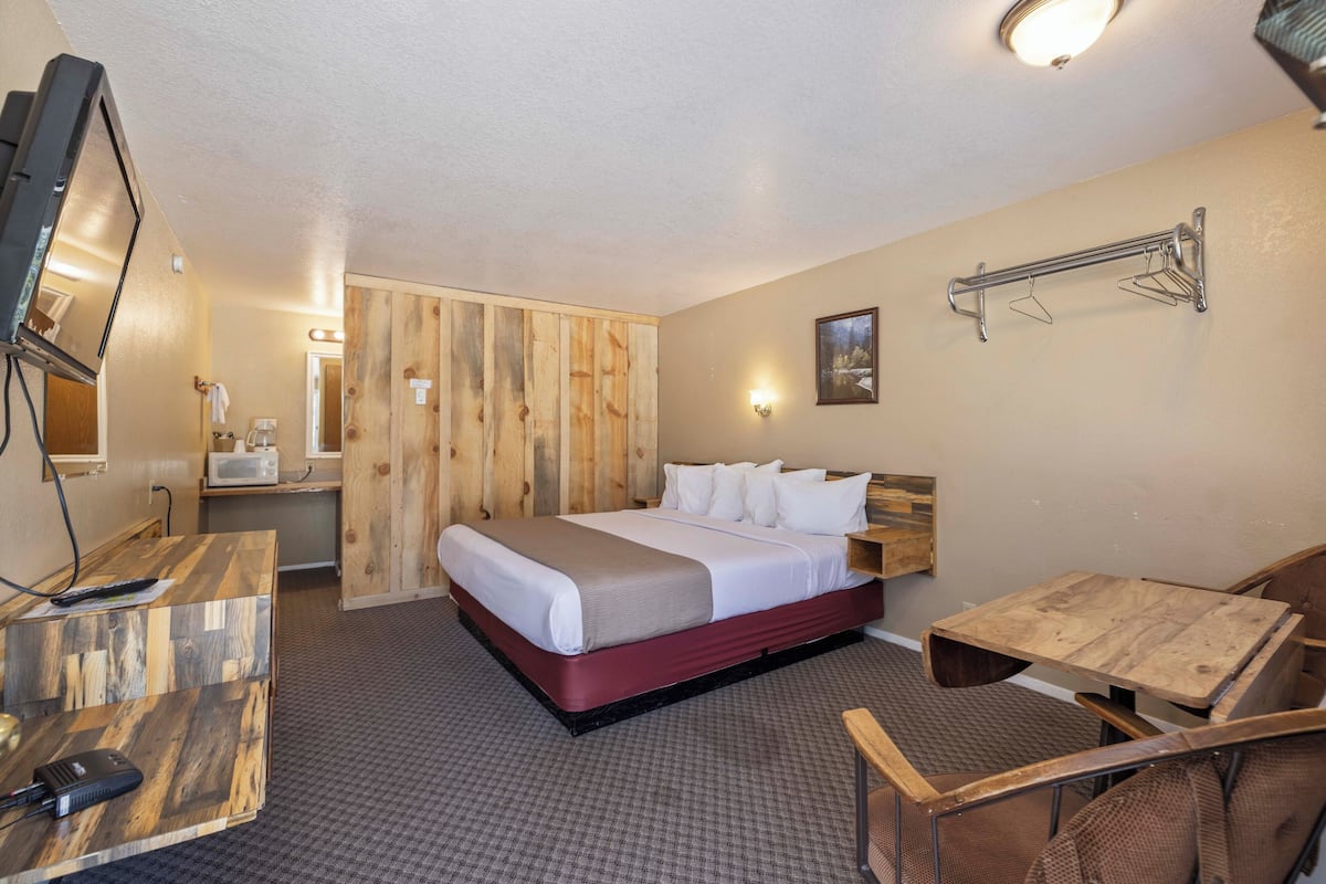 Royal King Room | 1 bedroom, individually decorated, individually furnished, free WiFi