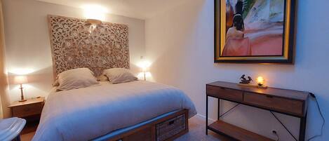 2 slaapkamers, een bureau, een strijkplank/strijkijzer, reisbedje