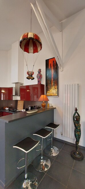 Réfrigérateur, micro-ondes, four, plaque de cuisson