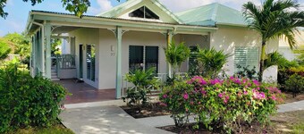 Gorgeous 3-bedroom house with WiFi in Cedar Valley Springs, next to Golf Course