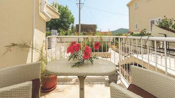 Apartment | Outdoor dining