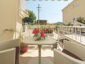 Apartment | Outdoor dining