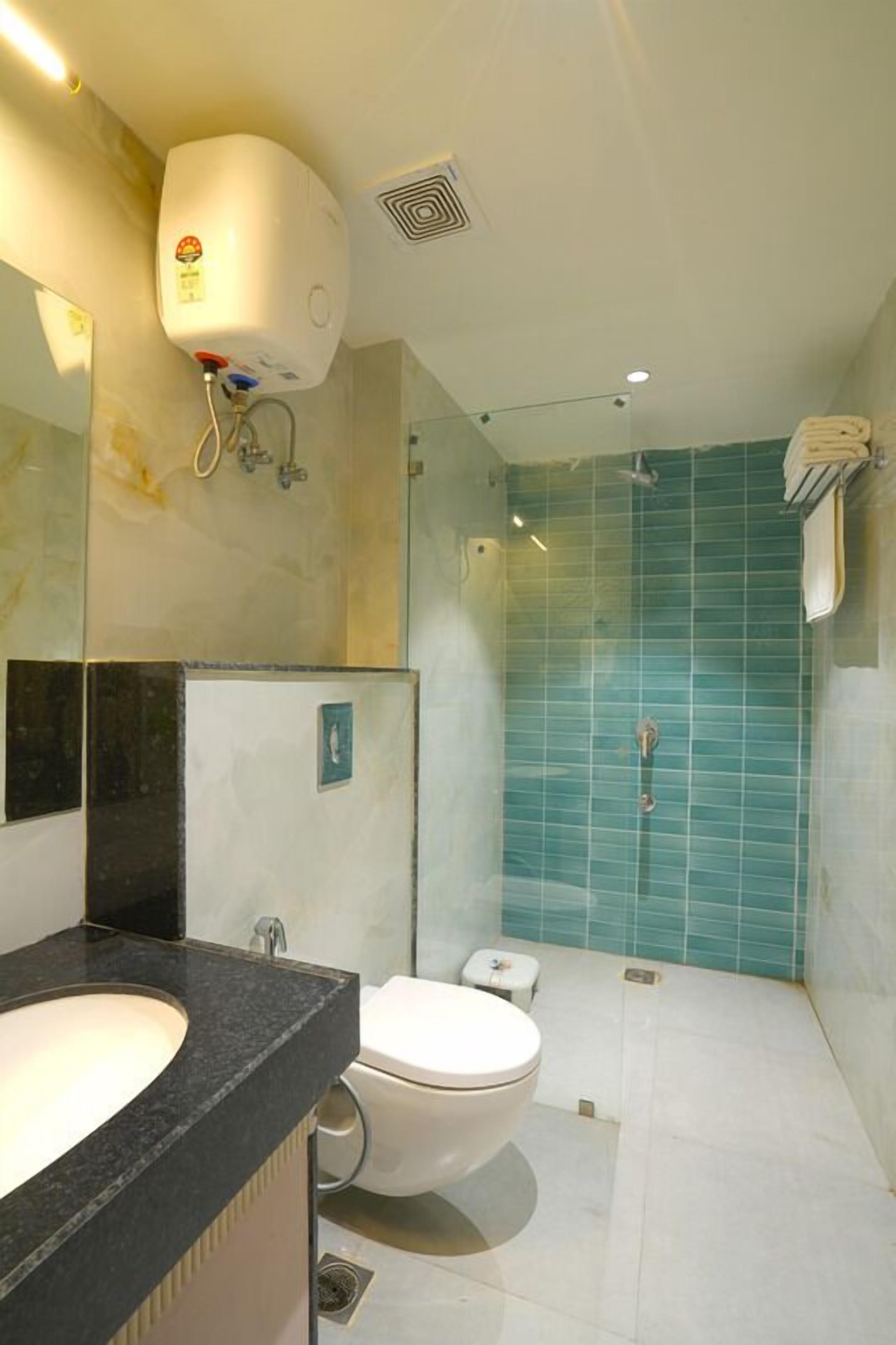 Ein modernes Badezimmer mit Waschbecken, Toilette und Dusche.