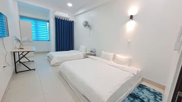 Habitación triple familiar, balcón | Cortinas blackout, insonorización, wifi gratis y ropa de cama