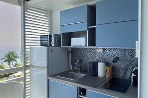Refrigerador, microondas, cafetera y tetera y tostadora 