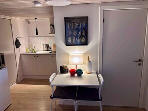 Kjøleskap, kokeplater, oppvaskmaskin og vannkoker