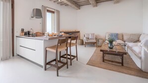 A modern kitchen with a central island, wooden chairs, a sofa, and a coffee table. - Belmonte Spereto, Pool, Nature, View, Montaione (Montaione)
