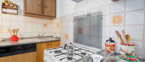 Frigorifero, microonde, forno, piano cottura