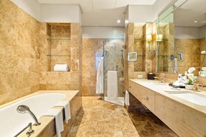Douche, séchoir à cheveux, serviettes fournies