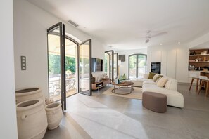 Een smart-tv en een tafeltennistafel