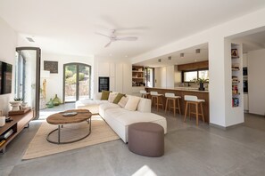 Smart TV, table tennis