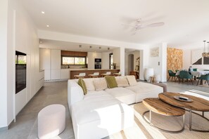 Een smart-tv en een tafeltennistafel