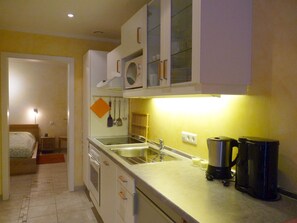 Kühlschrank, Mikrowelle, Ofen, Herdplatte