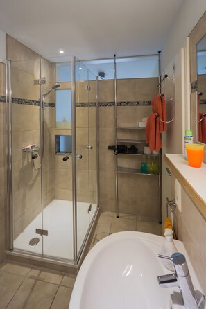 Dusche, Haartrockner, Handtücher