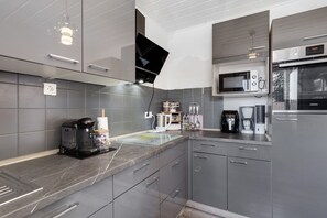 Jääkaappi, mikroaaltouuni, uuni, liesi