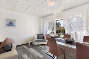 Dining - Apartment 'Cakir' with Private Terrace and Wi-Fi (Meinerzhagen)