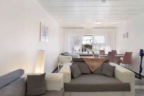TV - Apartment 'Cakir' with Private Terrace and Wi-Fi (Meinerzhagen)