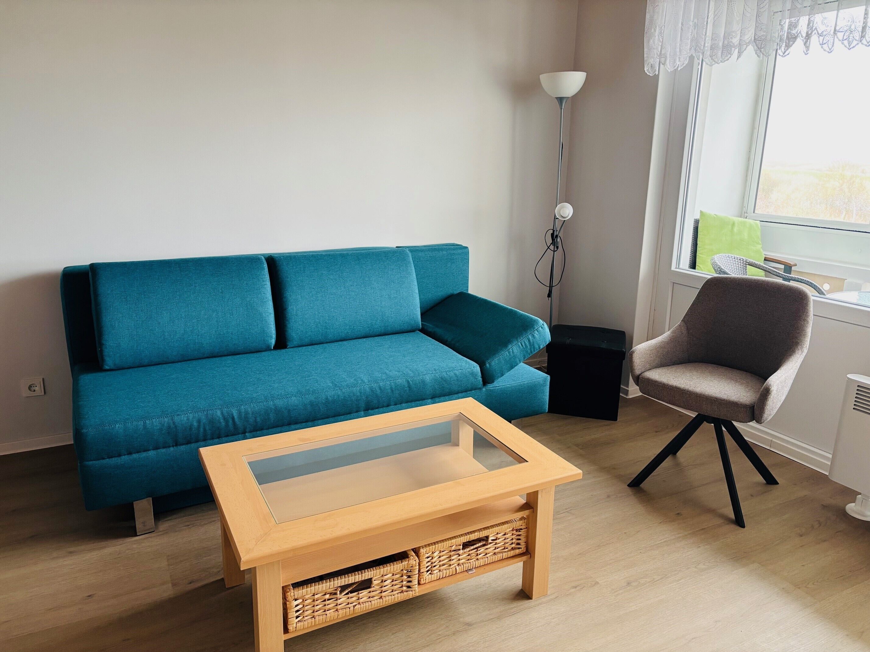 Una televisión, una mesa de tenis de mesa