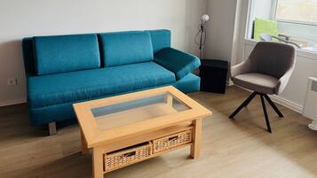 Una televisión, una mesa de tenis de mesa