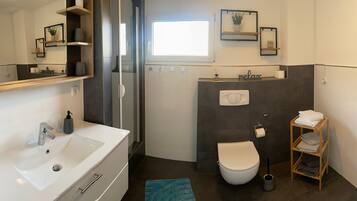 Douche, sĂšche-cheveux, serviettes fournies