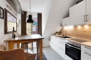 Fridge, oven, stovetop, dishwasher