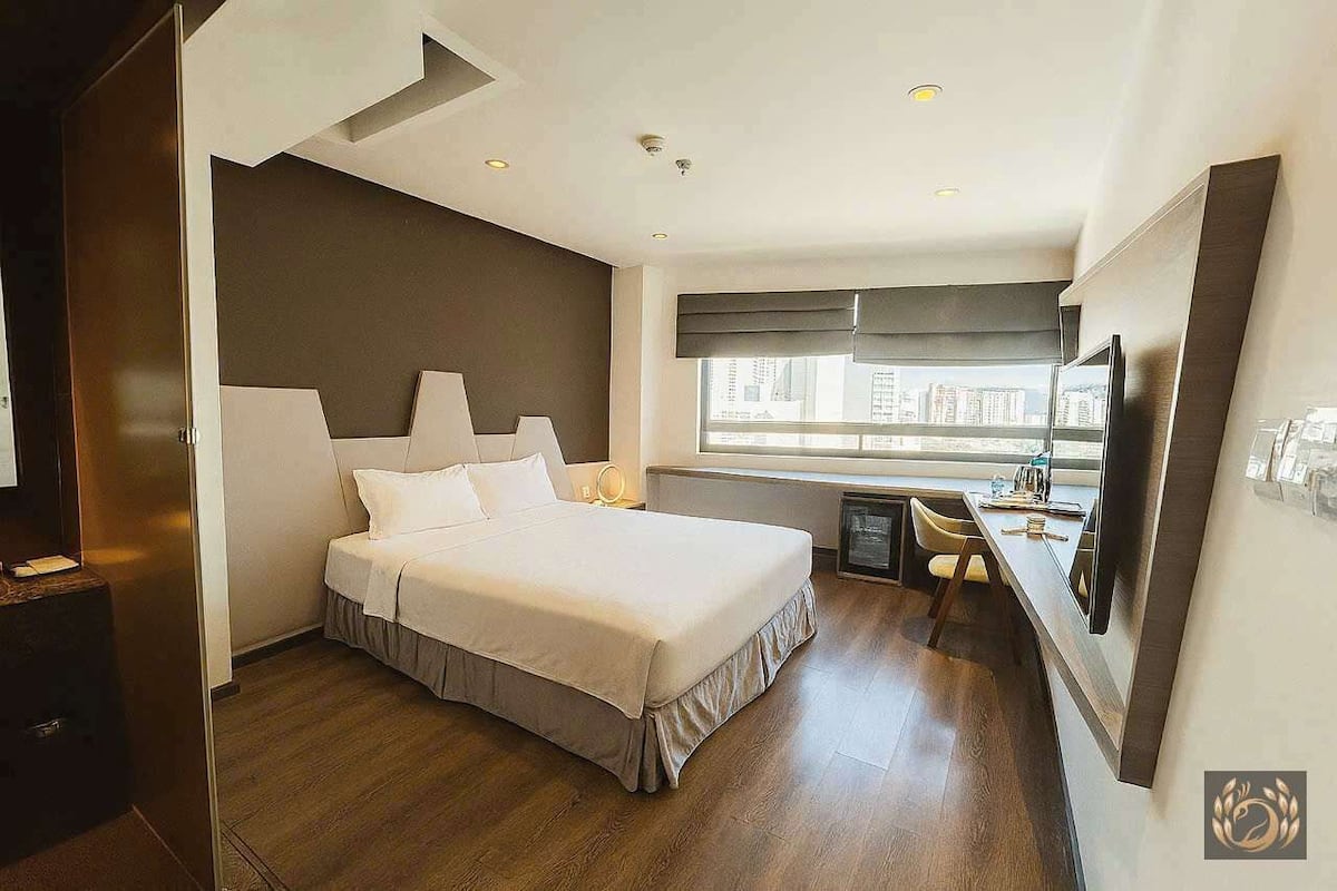 Quarto luxo | 1 quarto, camas com colchões de espuma com sistema de memória, frigobar