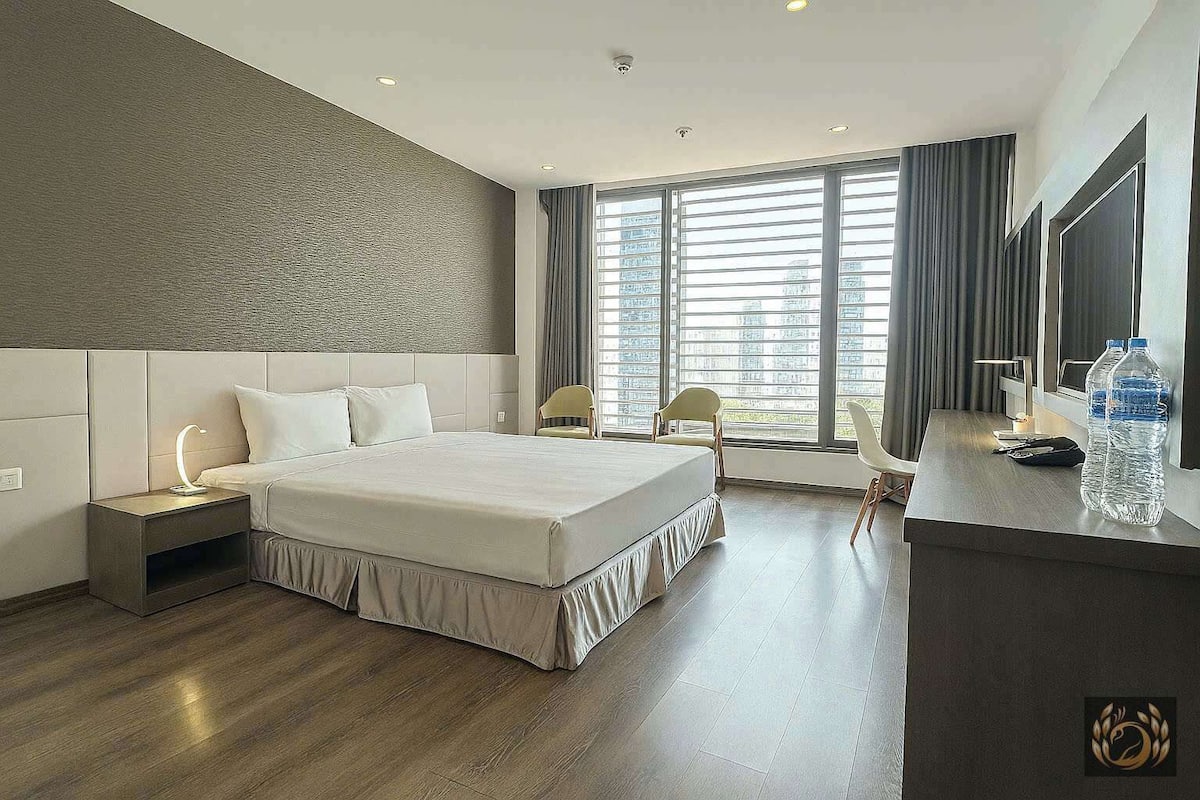 Quarto sênior, sacada, vista para a cidade | 1 quarto, camas com colchões de espuma com sistema de memória, frigobar