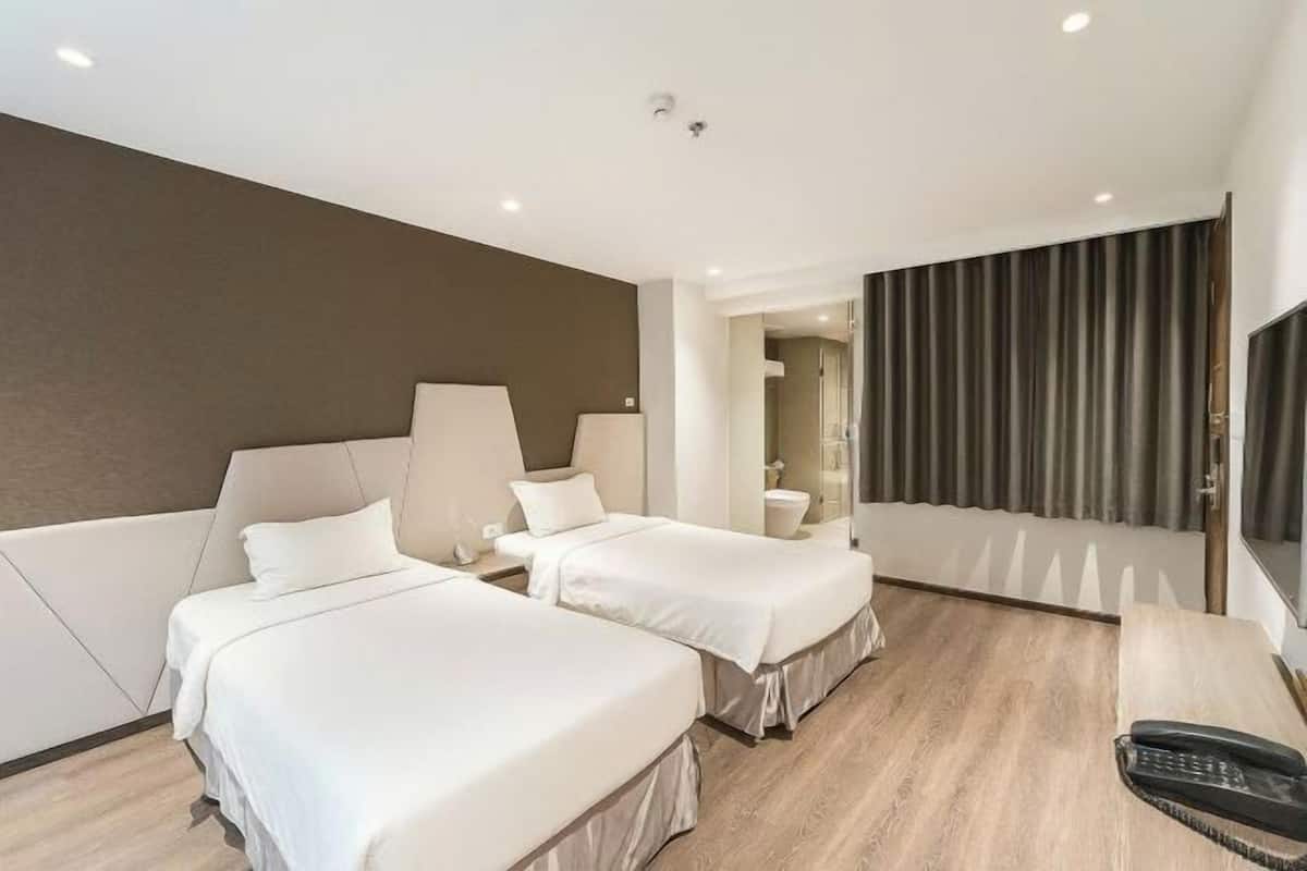 1 bedroom, memory-foam beds, minibar, in-room safe