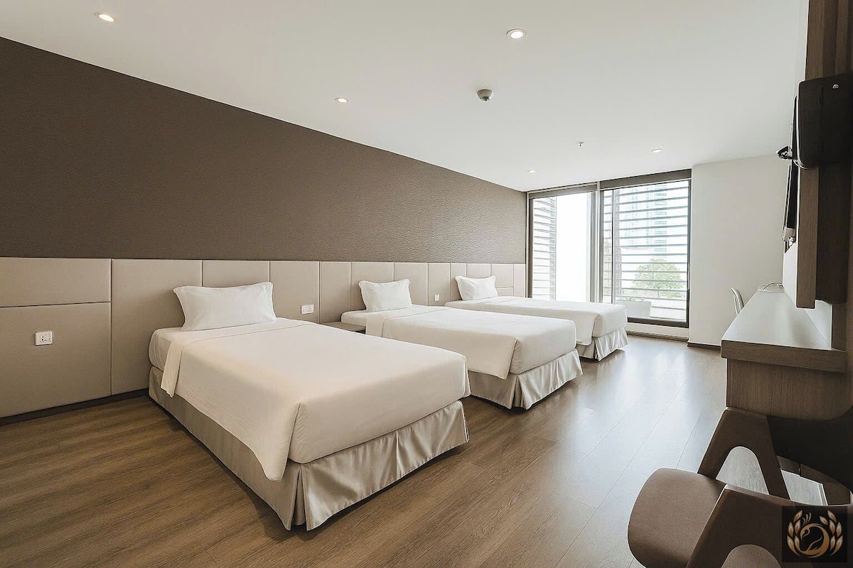 Quarto triplo premium, sacada, vista para a cidade | 1 quarto, camas com colchões de espuma com sistema de memória, frigobar