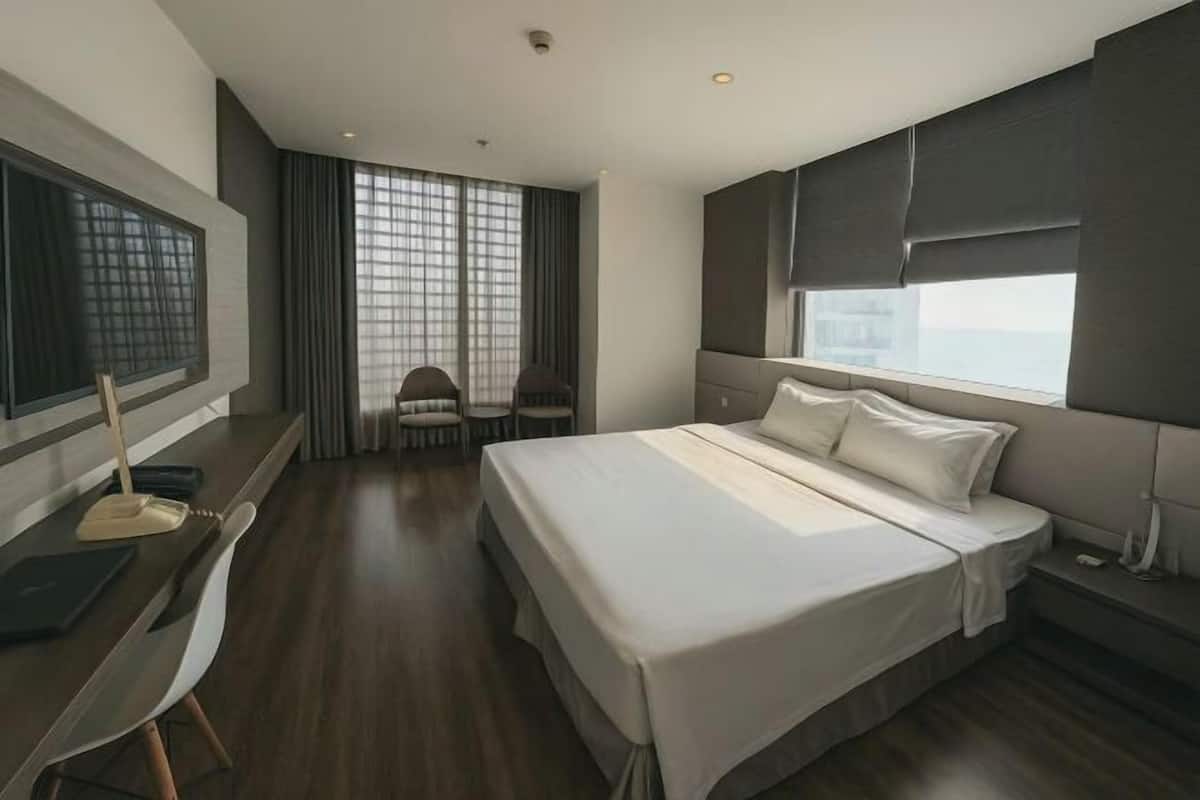 1 bedroom, memory-foam beds, minibar, in-room safe