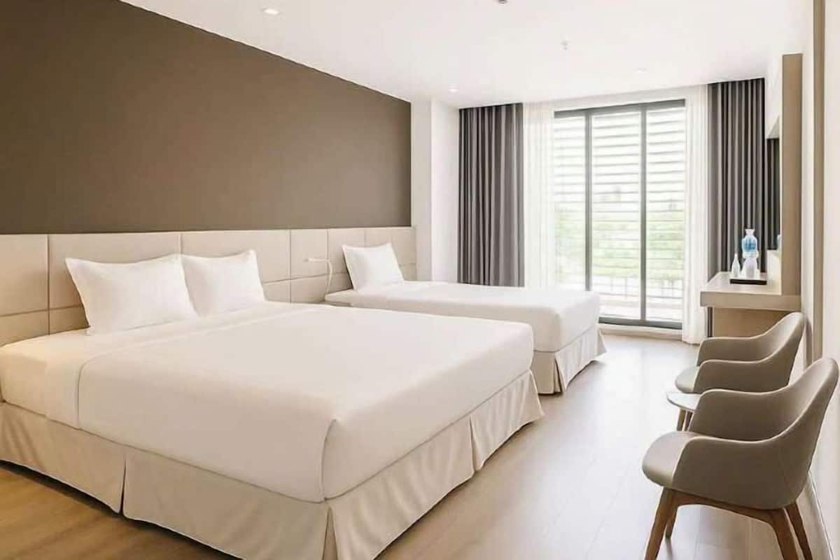 1 bedroom, memory-foam beds, minibar, in-room safe