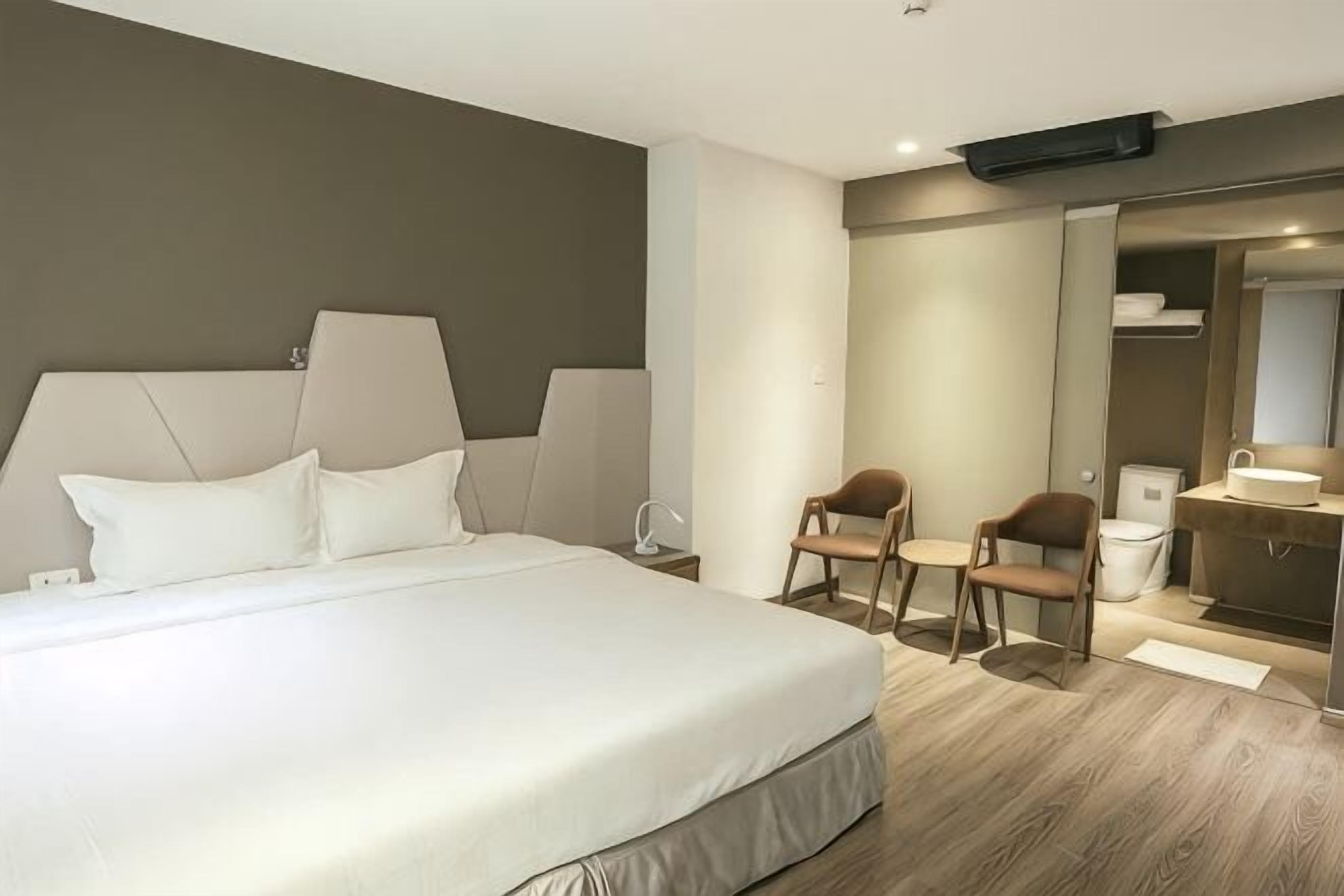 Memory foam-madrasser, minibar och värdeförvaringsskåp på rummet