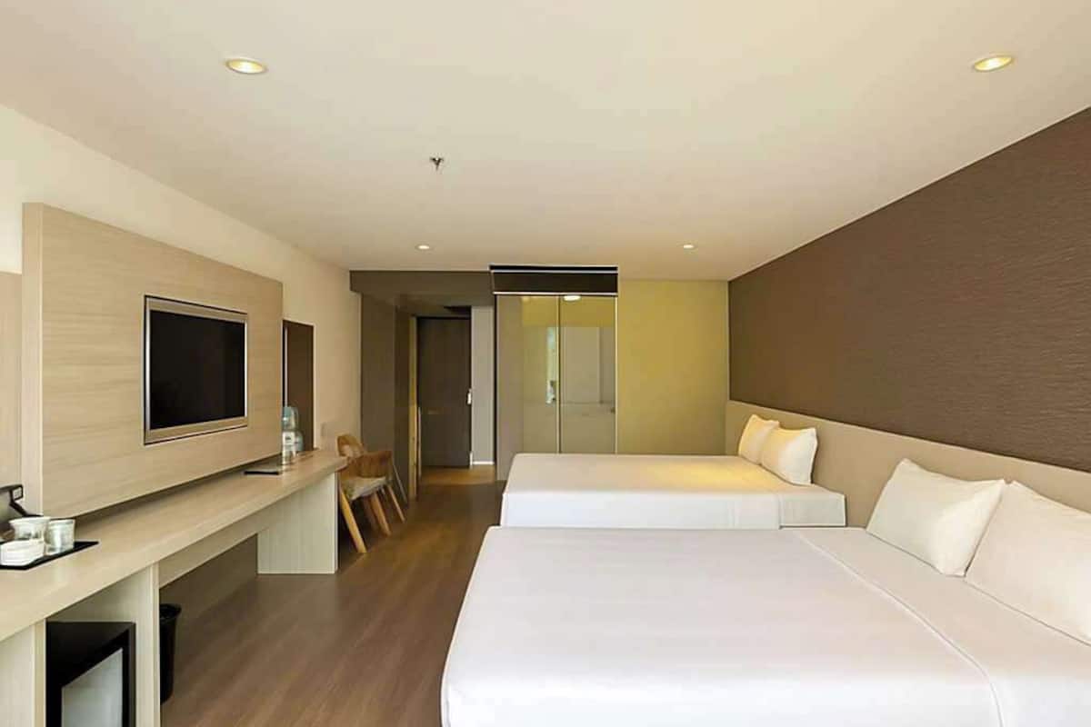 Quarto triplo luxo, sacada, vista para a cidade | 1 quarto, camas com colchões de espuma com sistema de memória, frigobar