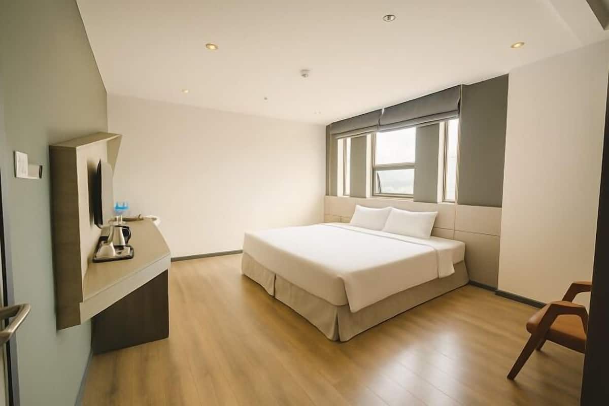 1 bedroom, memory-foam beds, minibar, in-room safe