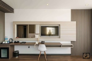 Quarto duplo real, vista parcial para o oceano | 1 quarto, camas com colchões de espuma com sistema de memória, frigobar