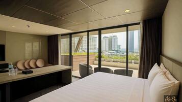 Quarto família, sacada | Camas com colchões de espuma com sistema de memória, frigobar