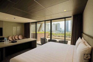 Familiekamer, balkon | Bedden met traagschuimmatrassen, een minibar, een kluis op de kamer