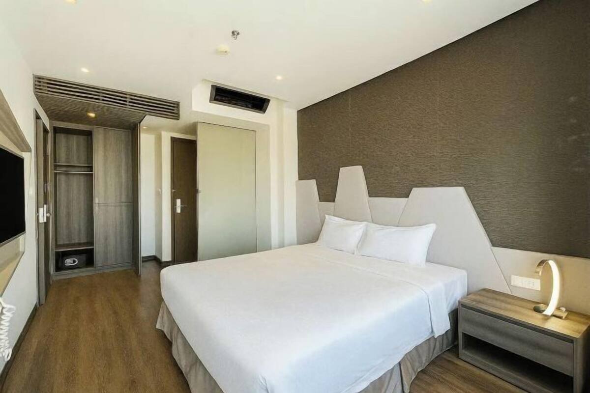 Memory foam -patjalliset sängyt, minibaari, tallelokero huoneessa