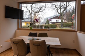Dining - Apartment 'Kratzwald' with Mountain View, Private Terrace and Wi-Fi (Krangl)