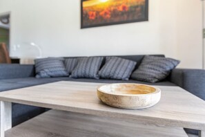 Televisie, een dvd-speler en een stereo