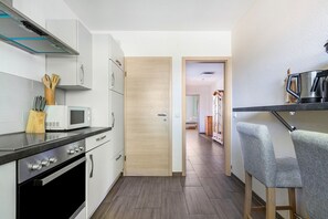 Een koelkast, een microgolfoven, een oven, een kookplaat