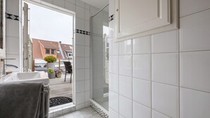A bathroom with a shower, sink, and towel rack. - Apartment 'Hafenambiente' with Private Terrace and Wi-Fi (Husum)