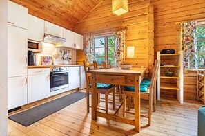 Fridge, microwave, oven, stovetop - Apartment 'Maria' with Private Terrace, Private Garden and Wi-Fi (Zislow)