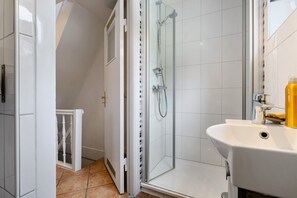 Shower, free toiletries, hair dryer, towels - Apartment 'Altstadtflair' with Private Terrace and Wi-Fi (Husum)