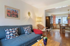 Una televisión, un reproductor estéreo