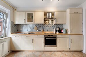 Fridge, oven, stovetop, dishwasher