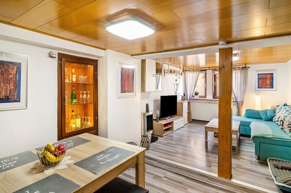 TV, fireplace - Apartment 'Mit Herz' with Shared Terrace, Shared Garden and Wi-Fi (Trendelburg)