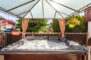 Outdoor spa tub - Apartment 'Mit Herz' with Shared Terrace, Shared Garden and Wi-Fi (Trendelburg)