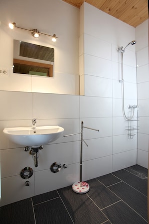 Een douche, handdoeken